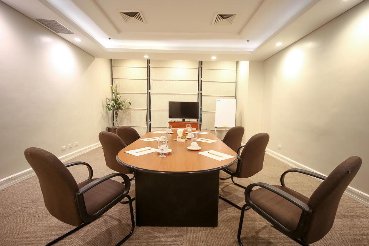 Infinity Tower Suites Makati City Buitenkant foto