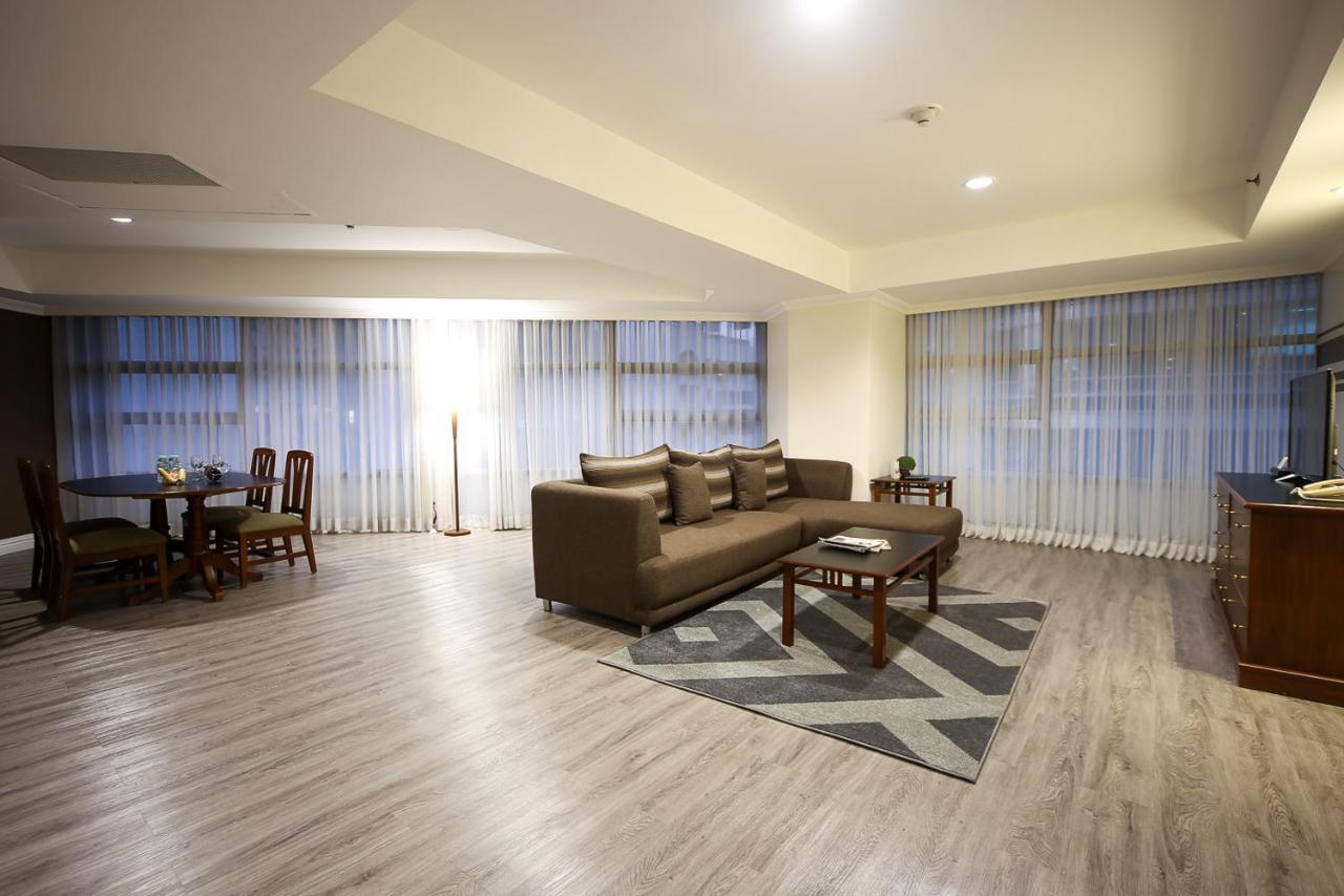 Infinity Tower Suites Makati City Buitenkant foto