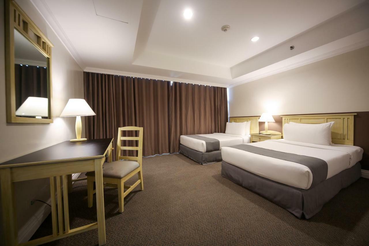 Infinity Tower Suites Makati City Buitenkant foto