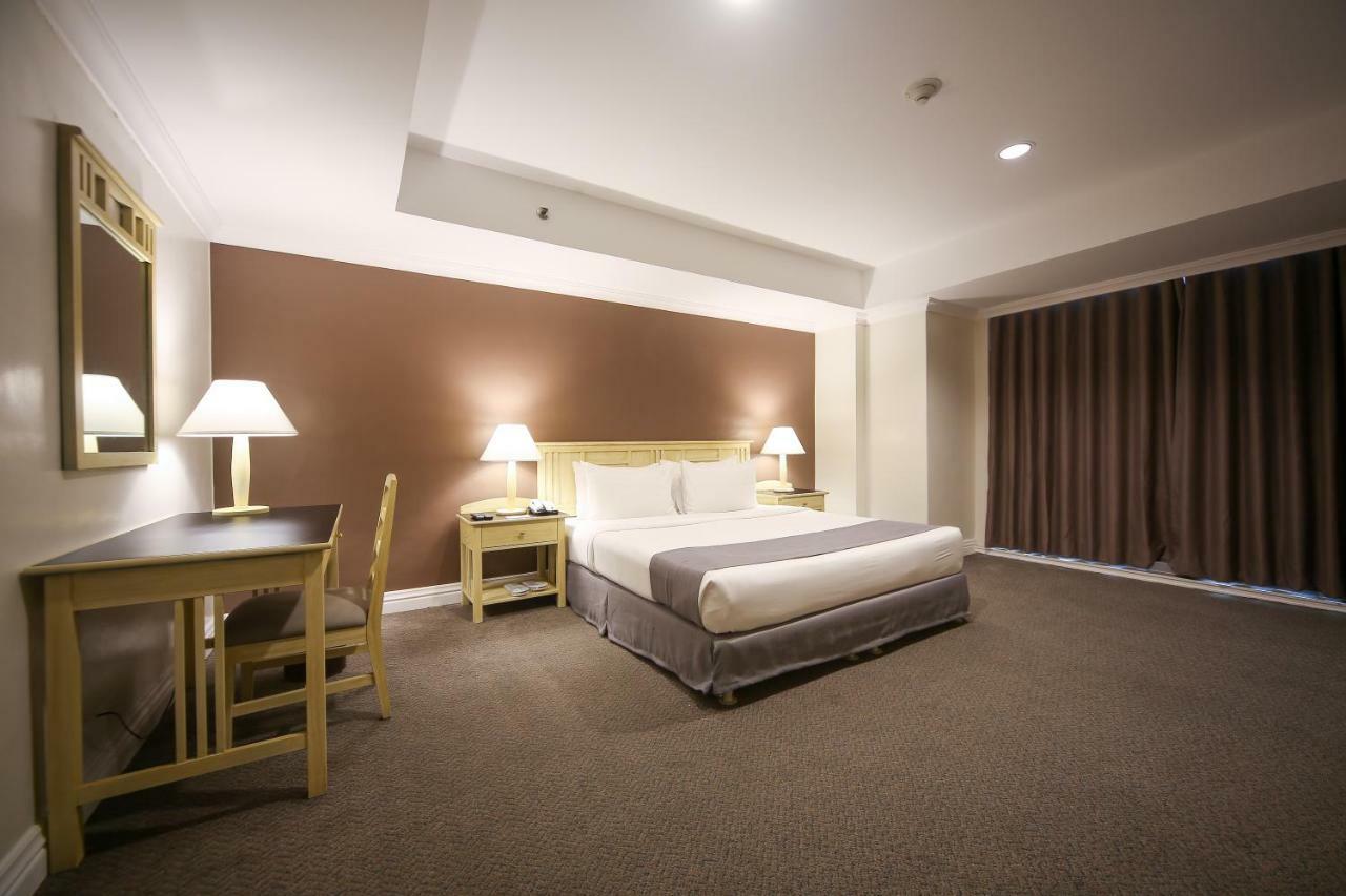 Infinity Tower Suites Makati City Buitenkant foto